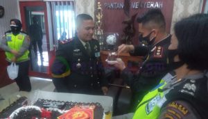 Meriahkan HUT TNI ke-75, Kapolres Tapsel Sulangi Anggota TNI
