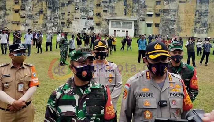 Kapolres Metro Jakarta Barat Kombes Pol Audie S Latuheru dan Komandan Kodim 0503/JB Kolonel Inf Dadang Ismail Marzuki