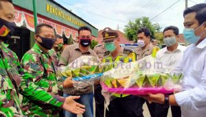 Polsek Genteng dan Camat Beri Kejutan Nasi Tumpeng Koramil Genteng di HUT TNI ke-75