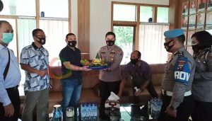 Wakapolsek Medan Helvetia Memberikan Suprise Kepada Dan Deninteldam 1/BB HUT TNI Ke 75