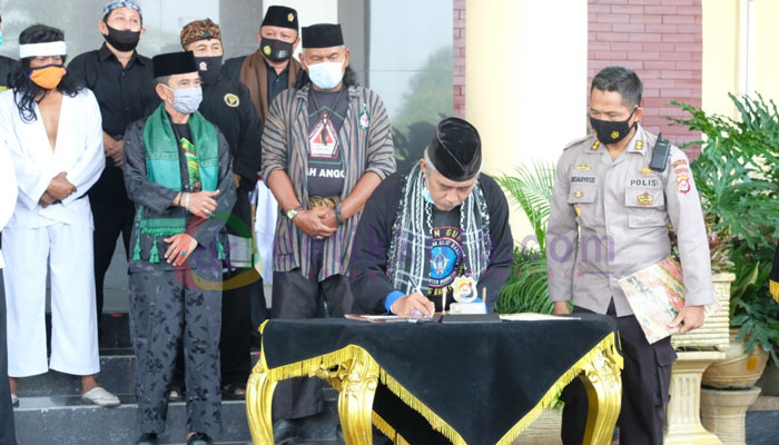 Jawara persilatan Provinsi Banten bersama kepolisian daerah (Polda) Banten dan Korem 064/MY, melakukan kegiatan Deklarasi Cinta Damai menolak tindak anarkis, Banten Cinta Damai