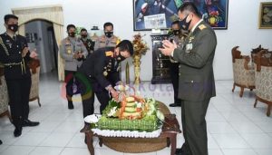 Datangi Rumah Dinas Danrem 101/Antasari, Kapolda Kalsel Hadiahkan Tumpeng HUT TNI Ke-75