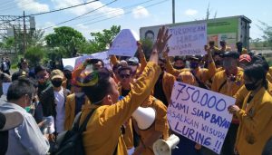 Puluhan Mahasiswa Semester Akhir Demo Kampus Unija Menolak Bayar Wisuda