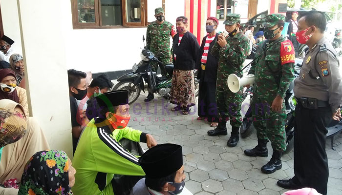 TNI-POLRI Kawal Pendistribusian BLT-DD Tahap VI di Desa Bulay
