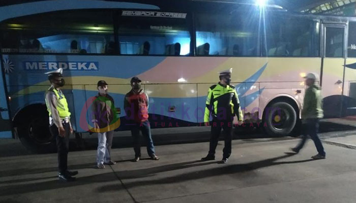 Ditlantas Polda Banten Beri Himbauan Prokes di Terminal Pakupatan