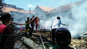 Tak Kuasa Melihat Rumah Beserta Seluruh Harta Bendanya Terbakar, Penjual Es di Pamekasan Menangis.