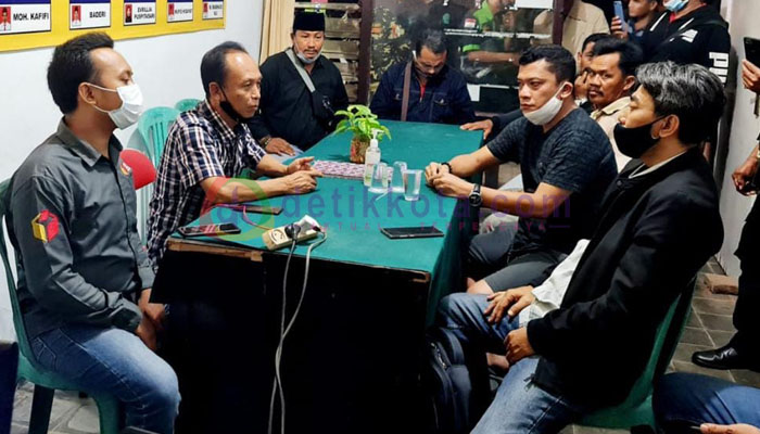 Salah satu warga yang diduga memberikan serangan fajar diserahkan kepada petugas malam