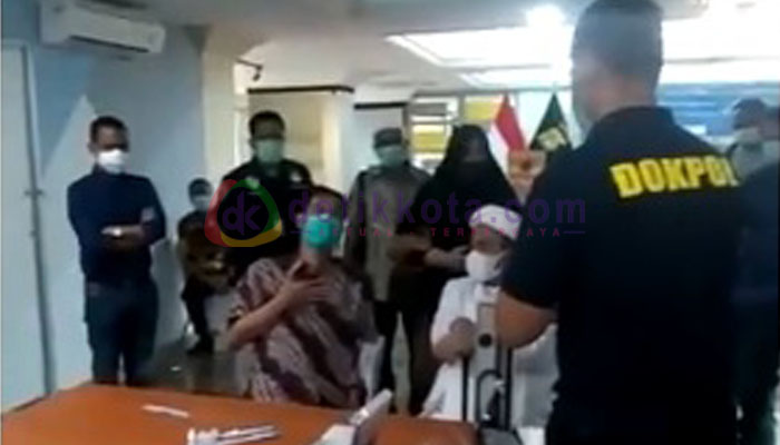 Habib Rizieq Menyerahkan Diri ke Polda Metro