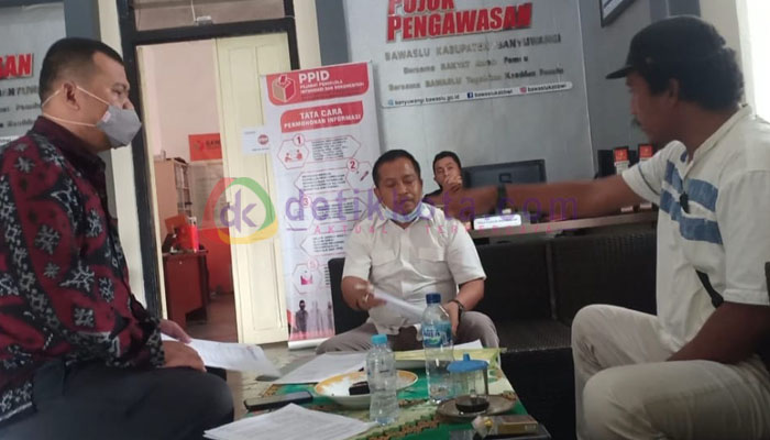 Kedatangan Ghozali ke Bawaslu Banyuwangi