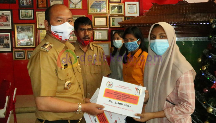 Bupati Taput Serahkan Beasiswa bagi Mahasiswa Berprestasi yang Kurang Mampu