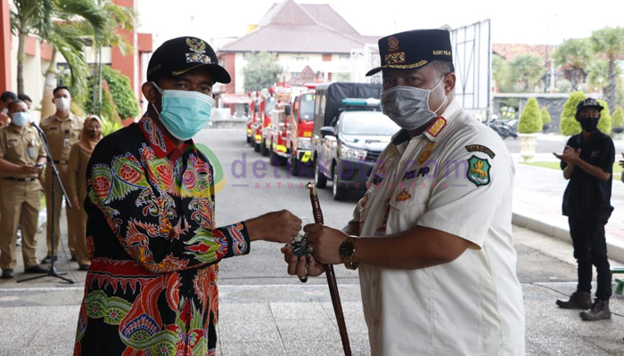 Serah terima Mobil Pemadam Kebakaran Wakil Bupati (Wabup) Sumenep, Achmad Fauzi Kepada Purwo Edi Prawito Kepala Satpol PP Sumenep