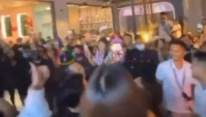 Pembukaan restoran premium milik CRAZY RICH Surabaya tampak ada kerumunan orang sambil berjoget