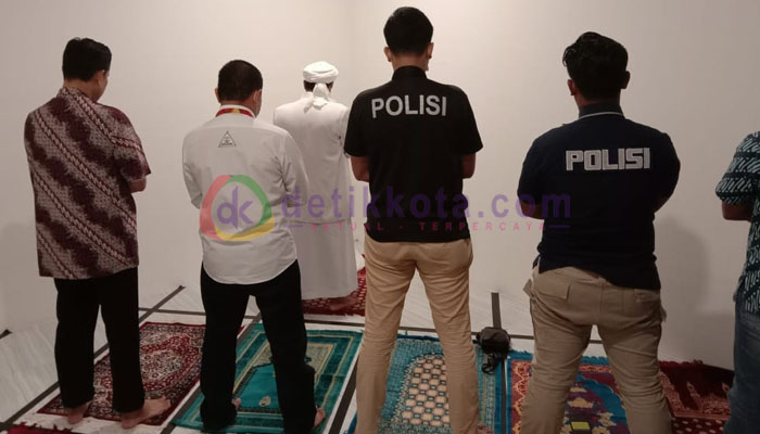 Habib Rizieq Tunaikan Shalat Maghrib Berjamaah Bersama Polisi
