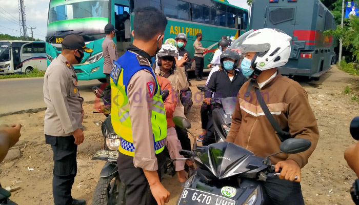 Satgas Covid-19 Polda Banten Putar Balikkan Massa Ormas
