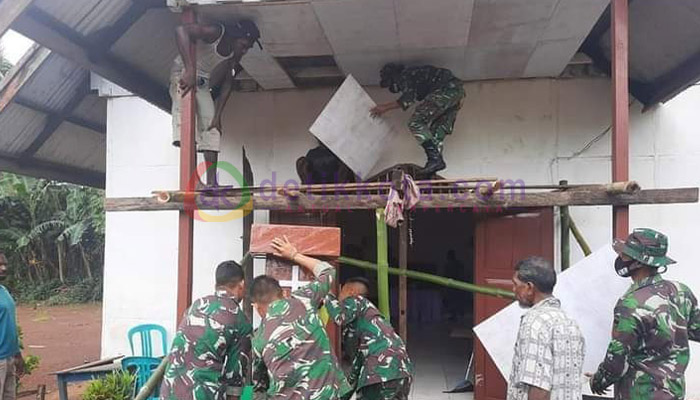 Satgas Yonif 125/Si’mbisa Bantu Memperindah Gereja Di Kampung Toray