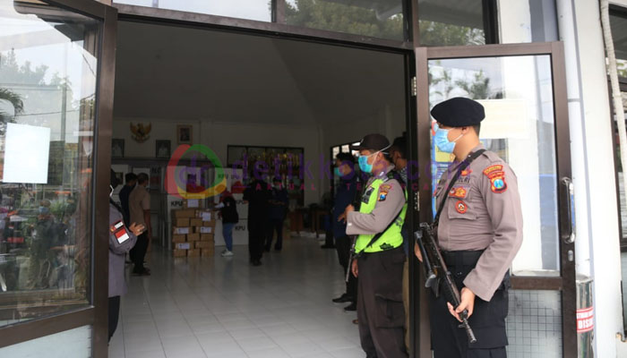 Polisi Kawal Ketat Pendistribusian Logistik Pilwali Kota Surabaya