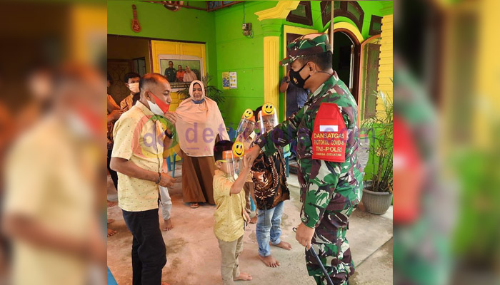 Komandan Kodim 0117/Aceh Tamiang, Letkol Cpn Yusuf Adi Putuhita memberikan bantuan sosial paket sembako gratis kepada anak yatim
