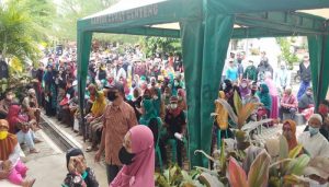 Antrian Ratusan Warga Kecamatan Genteng Terpantau Berjubel Saat Menerima Bantuan KKS BPNT