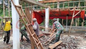 Babinsa Koramil Klego Turut Andil Pembangunan Bangsal Makam