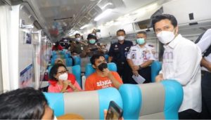 Sapa Pemudik Di Stasiun Gubeng Surabaya, Wagub Emil Pastikan Mudik Sehat dan Nyaman