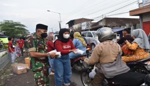Tim Relawan Gemar Bersama Kodim 0825 Banyuwangi Berbagi 1000 Takjil