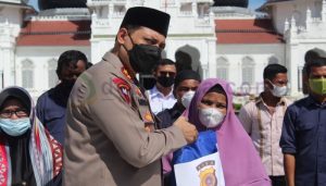 Kapolda Aceh Bagikan Sembako kepada Petugas Masjid Raya Baiturrahman