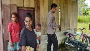 Sambangi Warga Binaan, Satgas Binmas Noken Lakukan Pengecekan Perkembangan dan Kesehatan Hewan Ternak Babi
