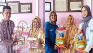 Warung Penulis Bagikan Ratusan Paket Sembako Bagi Warga Kurang Mampu di Banda Aceh