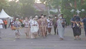 Walikota Surabaya Eri Cahyadi Sholat Ied di Balaikota