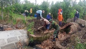 Babinsa Bersama Warga Laksanakan Kerja Bakti Jembatan Guna Perkembangan Desa Binaan