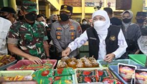 Sidak di Pasar Soponyono Rungkut, Khofifah Pastikan Harga Migor Stabil