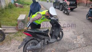 Aipda Parmansyah Personel Satlantas Polres Kobar Menolong Masyarakat Yang Ranmornya Mogok