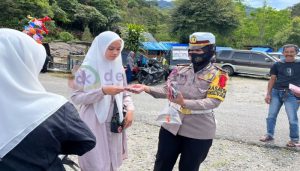 Satlantas Bener Meriah Bagikan Masker Ke Warga Yang Abai Prokes