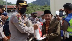 Kapolres Aceh Tengah Berikan Zakat Bagi Warga Tidak Mampu di Pelosok Desa