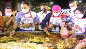Khofifah dan Eri Cahyadi Nguleg Bareng di Cobek Raksasa
