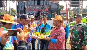 Launching PBB di Warnai Dengan Potong Tumpeng di Stand Paralayang