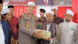 Kapolda Aceh Salurkan Bansos Untuk Dayah di Pidie