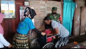 Wujud Kepedulian TNI, Babinsa Berikan Bantuan Kursi Roda Kepada Penyandang Disabilitas