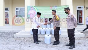 Kapolres Bener Meriah Serahkan Eco Enzyme kepada Camat dan Kapolsek