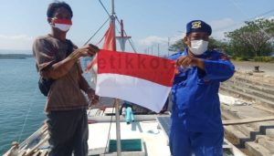 Menyambut HUT RI ke- 77 Satpolairud Polresta Banyuwangi Membagikan Bendera Merah Putih