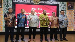 Wamendagri Bagikan Bendera Merah Putih di Provinsi Aceh