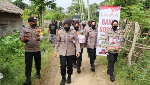 Polwan Polres Aceh Timur Bagikan Sembako untuk Warga Kurang Mampu