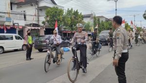 Rayakan HUT RI, Kasatlantas Polres Sumenep Bersepeda Ontel Bersama Veteran