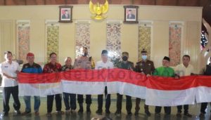Pemkab Pamekasan Bagikan Ratusan Bendera Kepada Warganya Menjelang HUT RI Ke-77