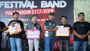 Kodim Aceh Tamiang Menyerahkan Hadiah Pemenang Lomba Festival Band