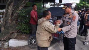 Bantu Warga Terdampak Kenaikan BBM, Polisi Sebar 300 Paket Beras di Langsa