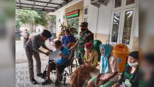 Babinsa Desa Lemahbang Kulon Pendampingan dan Pengamanan Babinsa Dalam Penyaluran BLT-DD