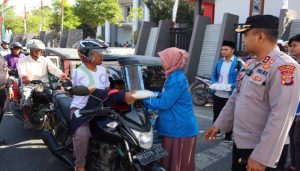 Ringankan Beban Warga Terdampak Harga BBM Naik, Kapolres Aceh Tenggara Bagikan Ratusan Paket Sembako