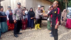 Polsek Karang Baru Dampingi Relawan Cang Panah Medan Distribusikan Bantuan Sembako ke Pondok Pesantren Tahfiz Al Kisra
