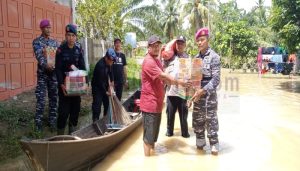 Personel Polsek Bendahara Bersama Tim Posko Siaga Banjir, Sat Brimobda Aceh dan Kamla AL Salurkan Bantuan ke Korban Banjir